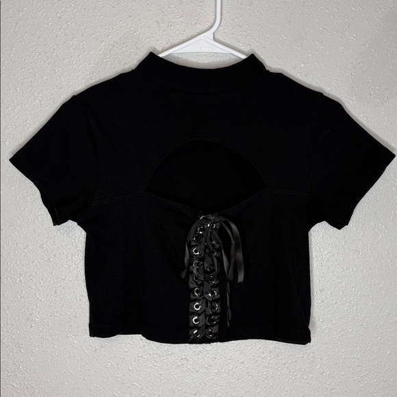 Hot Topic Black Lace-Up Cut Out Mock Neck Girls Crop Top XL - Picture 2 of 4